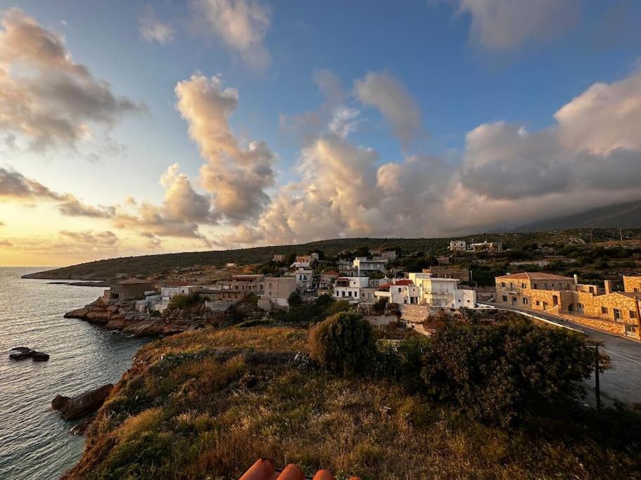 Cliffside Cozy Villa W/ Seaviews Mézapos Kültér fotó